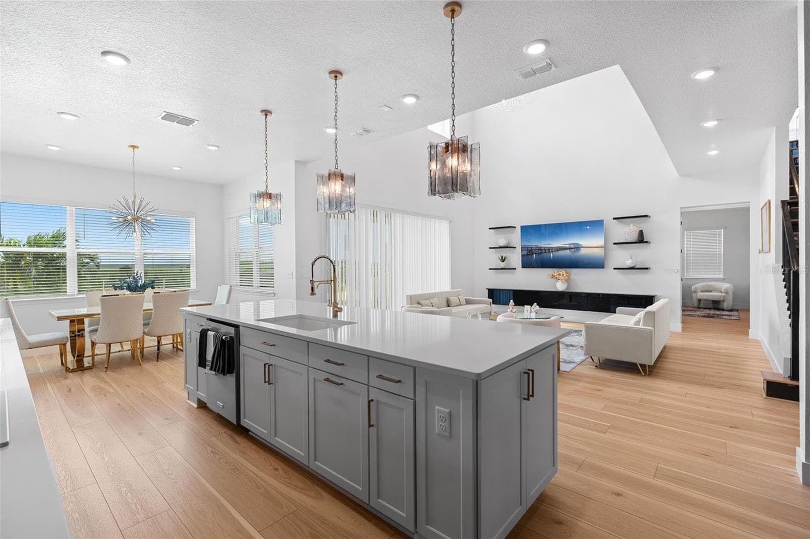 Open concept living, high ceilings. - 4617 GOLDEN BIRCH AVE, CLERMONT