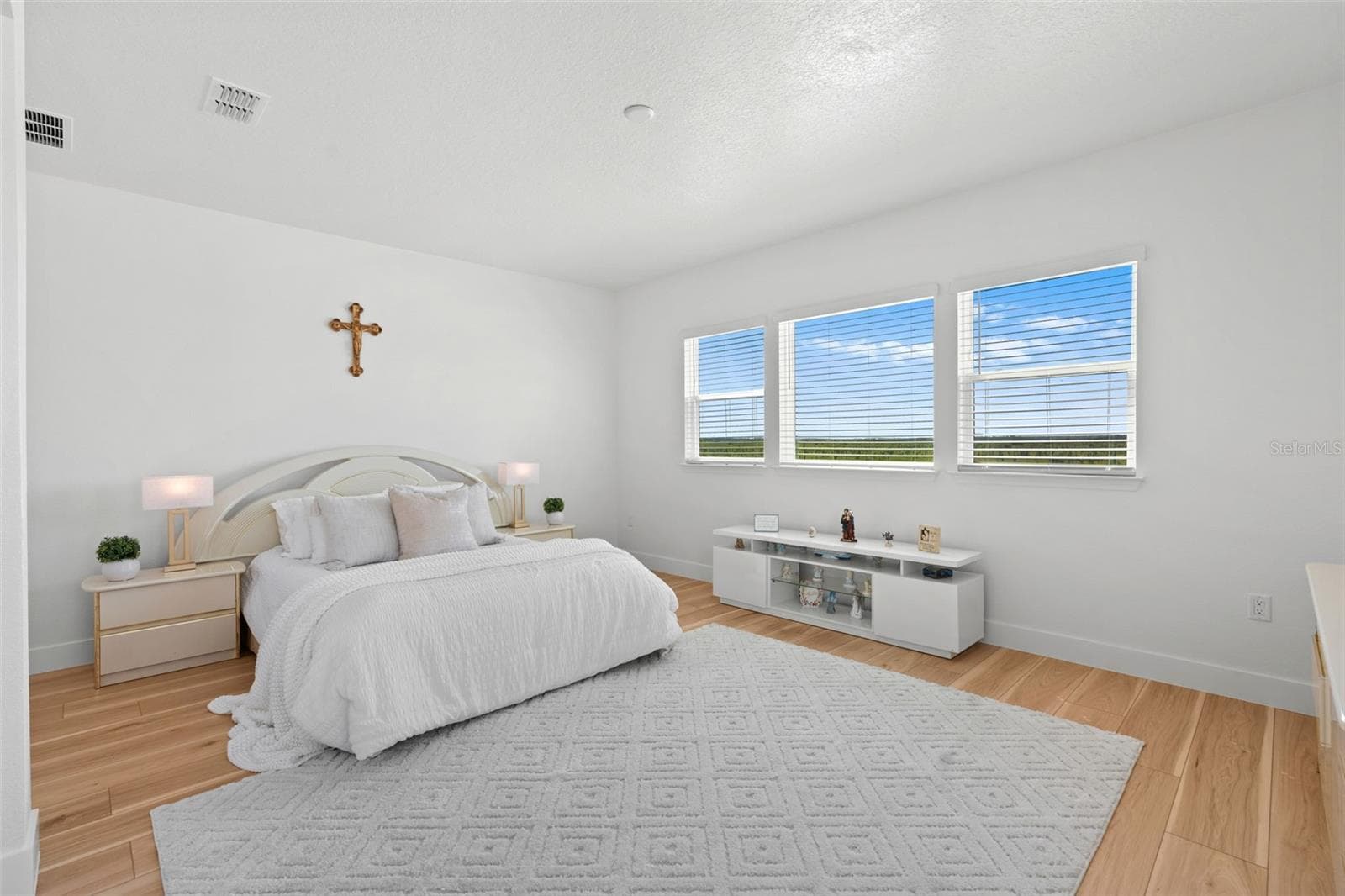 Light, bright oversized primary suite. - 4617 GOLDEN BIRCH AVE, CLERMONT
