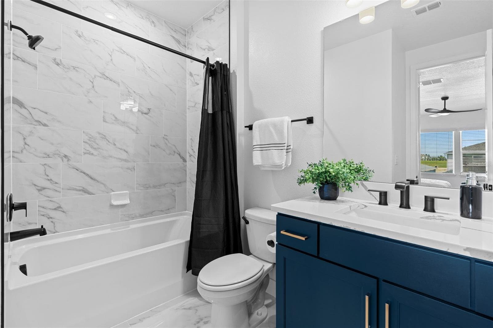 Full en-suite bath. - 4617 GOLDEN BIRCH AVE, CLERMONT