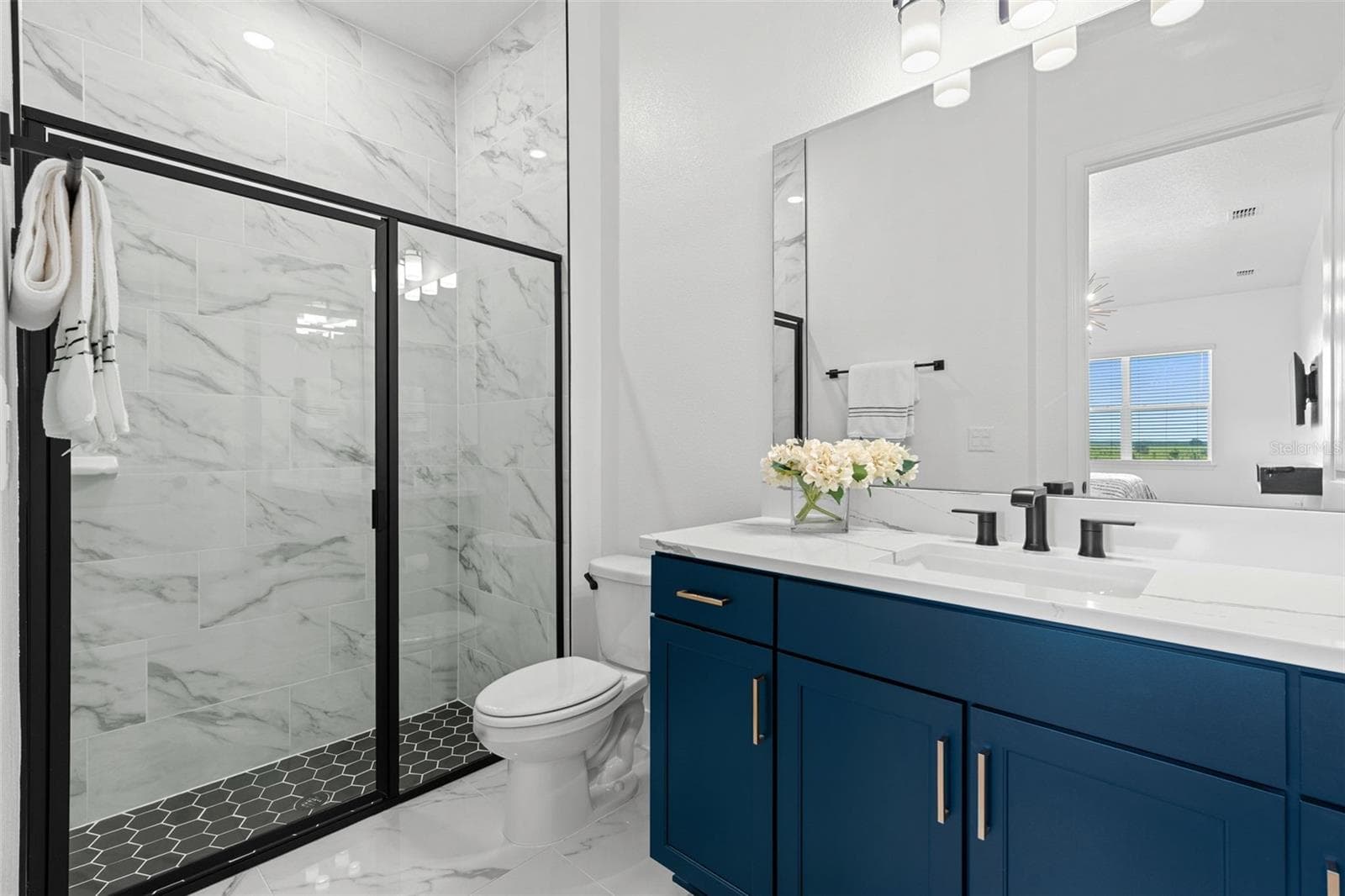 Main floor full en-suite bath. - 4617 GOLDEN BIRCH AVE, CLERMONT