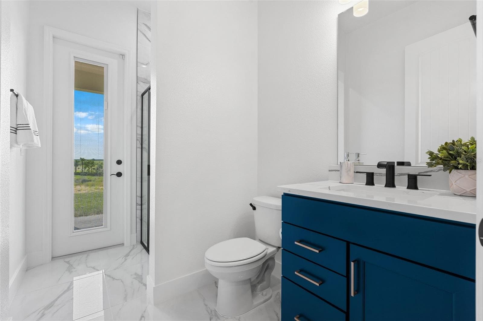 Full guest/cabana bath on the main floor. - 4617 GOLDEN BIRCH AVE, CLERMONT