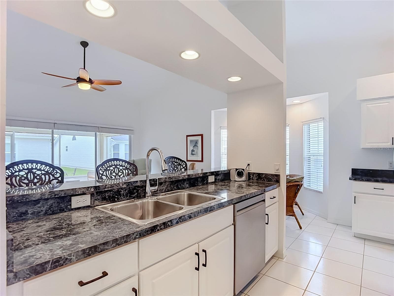 Kitchen - 572 SALMON CT, OLDSMAR