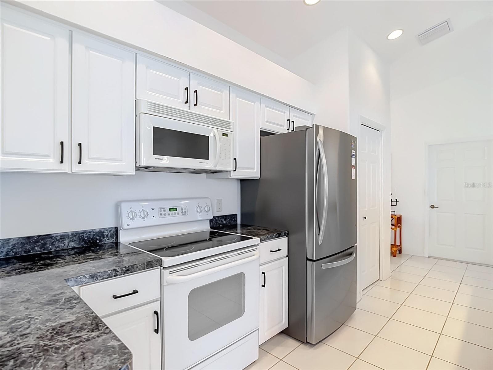Kitchen - 572 SALMON CT, OLDSMAR
