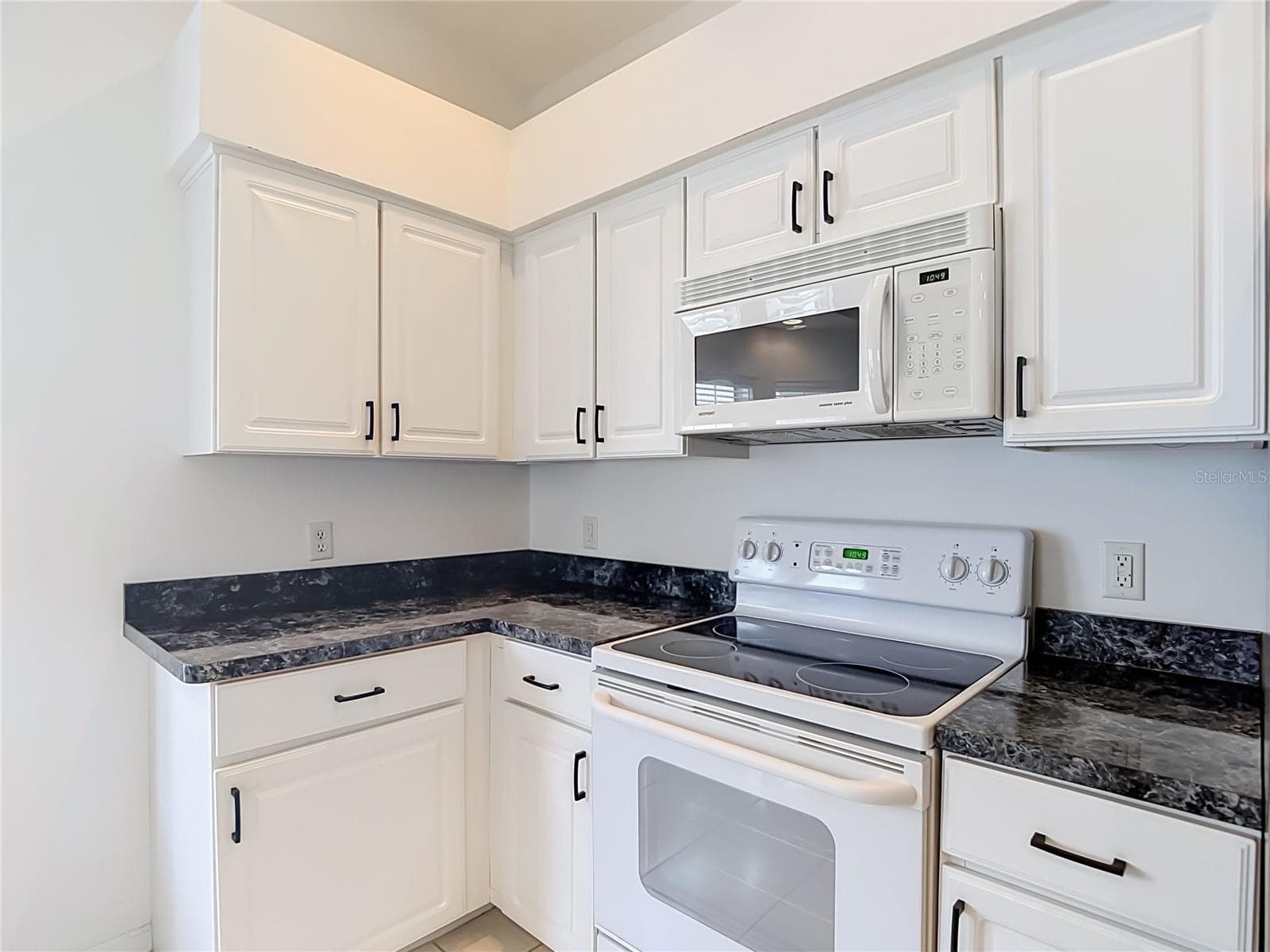 Kitchen - 572 SALMON CT, OLDSMAR