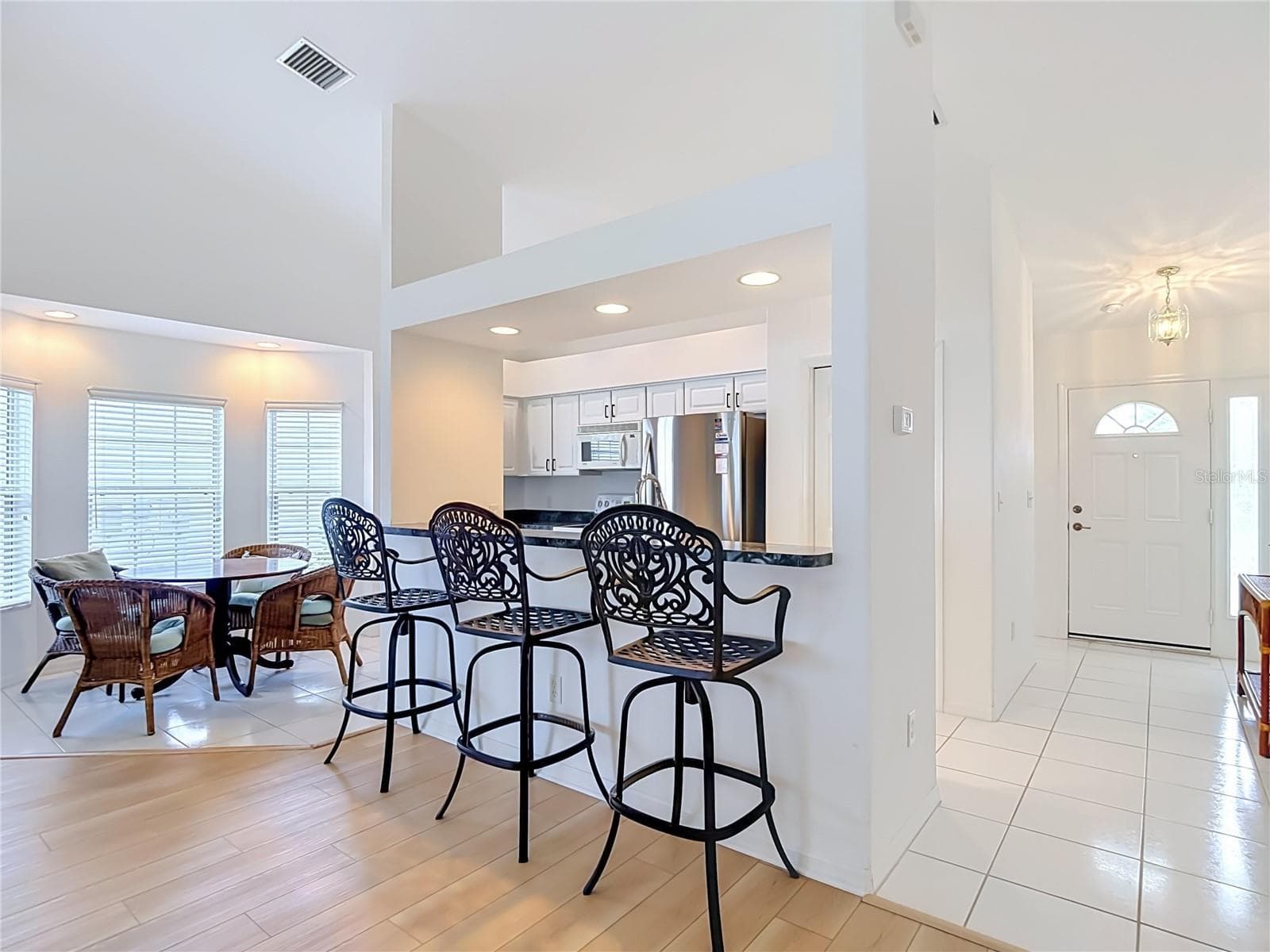 Breakfast Bar - Eating Area - Kitchen - 572 SALMON CT, OLDSMAR