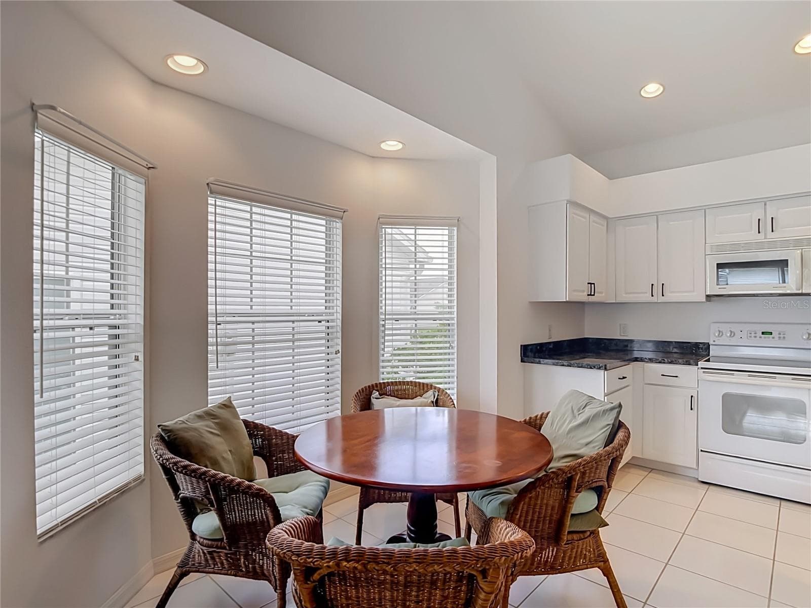 Eating Area - Kitchen - 572 SALMON CT, OLDSMAR