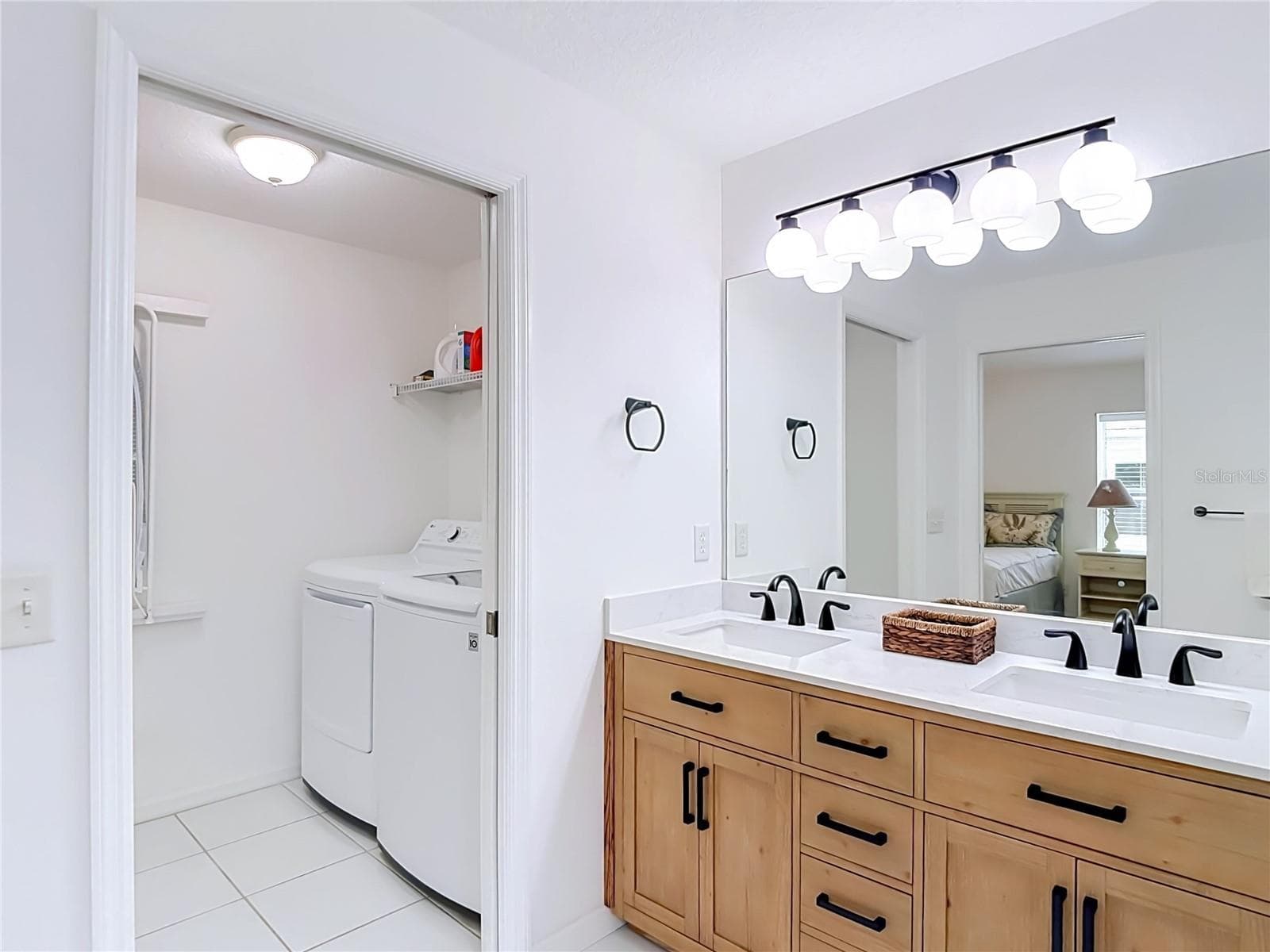 Primary En Suite - Laundry Closet - 572 SALMON CT, OLDSMAR