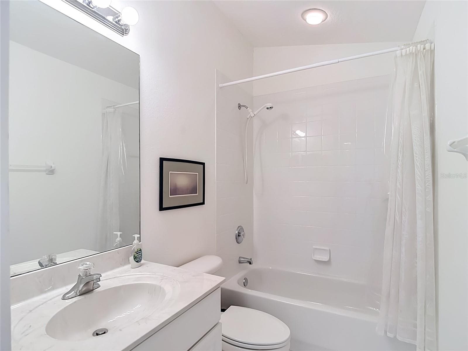 Guest Bath - 572 SALMON CT, OLDSMAR