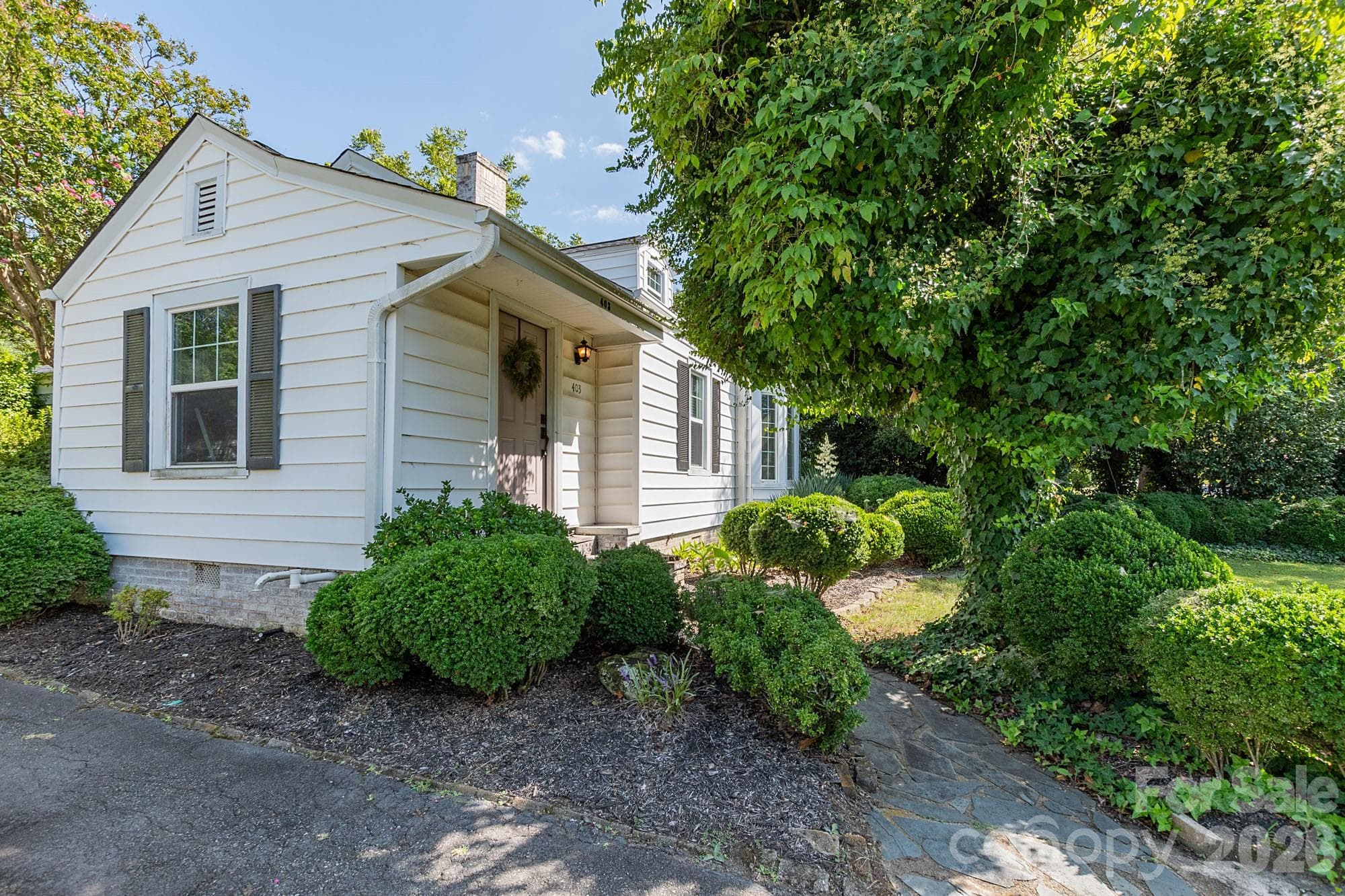 Single Family Residence at 403 Fairview Drive, Lexington, photo 4 of 33