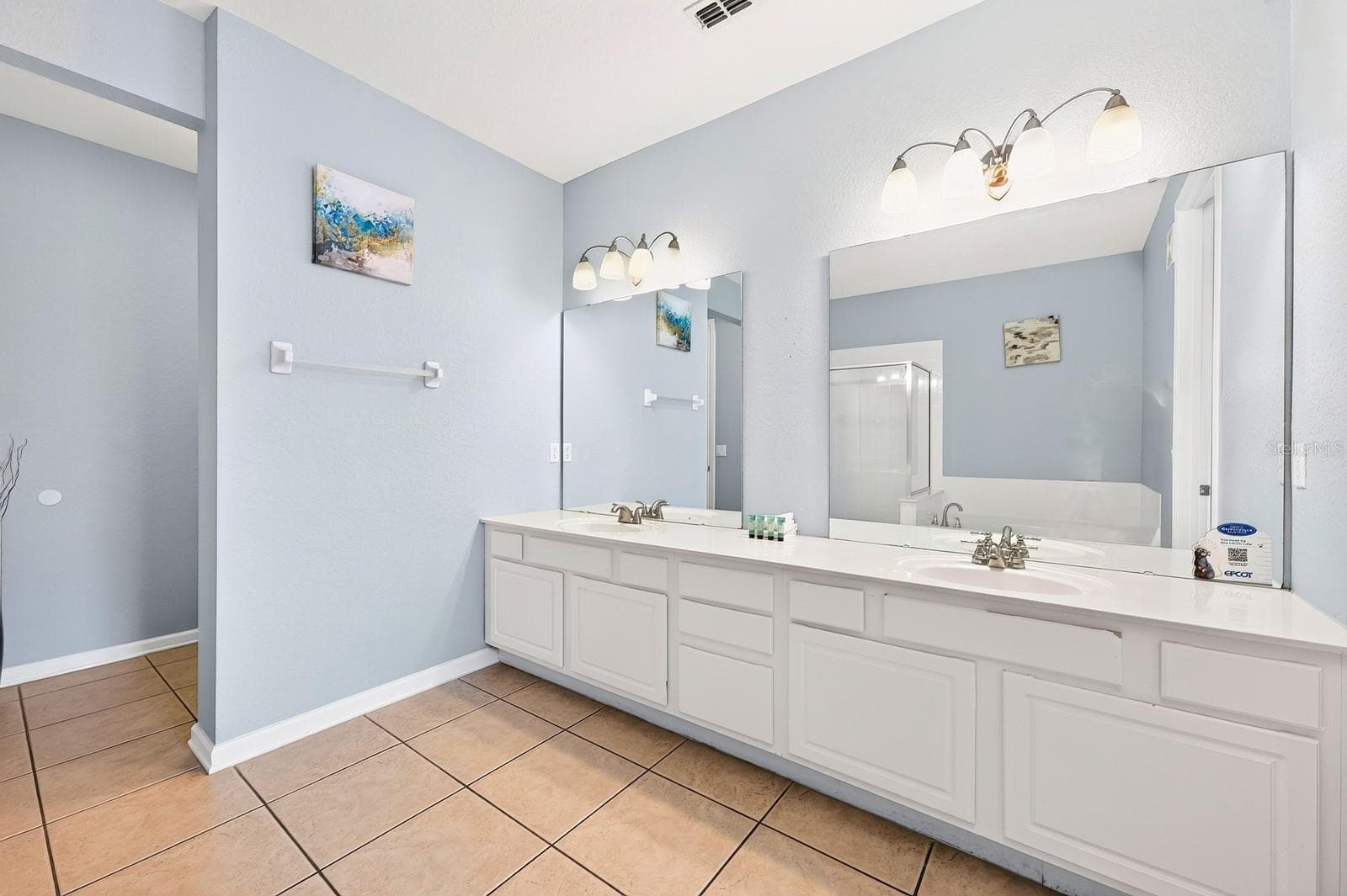 Primary en-suite bath. - 5049 SHOREWAY LOOP #1-201, ORLANDO