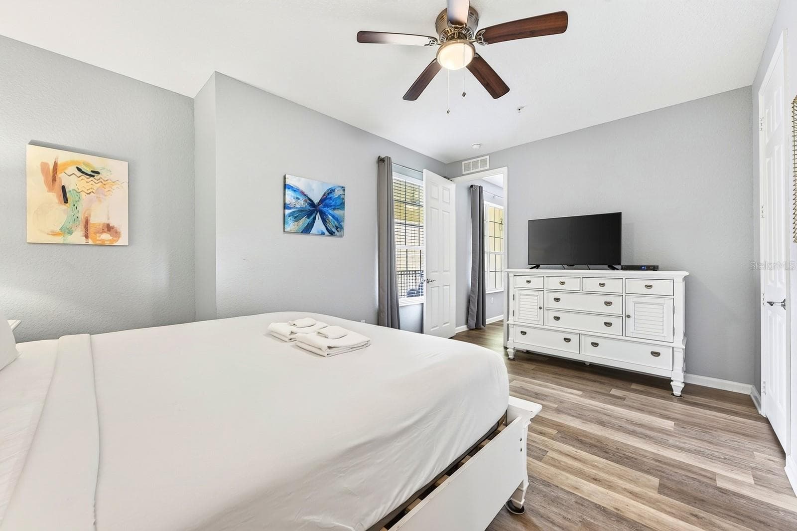Second bedroom has en-suite bath access to the second full bath. - 5049 SHOREWAY LOOP #1-201, ORLANDO
