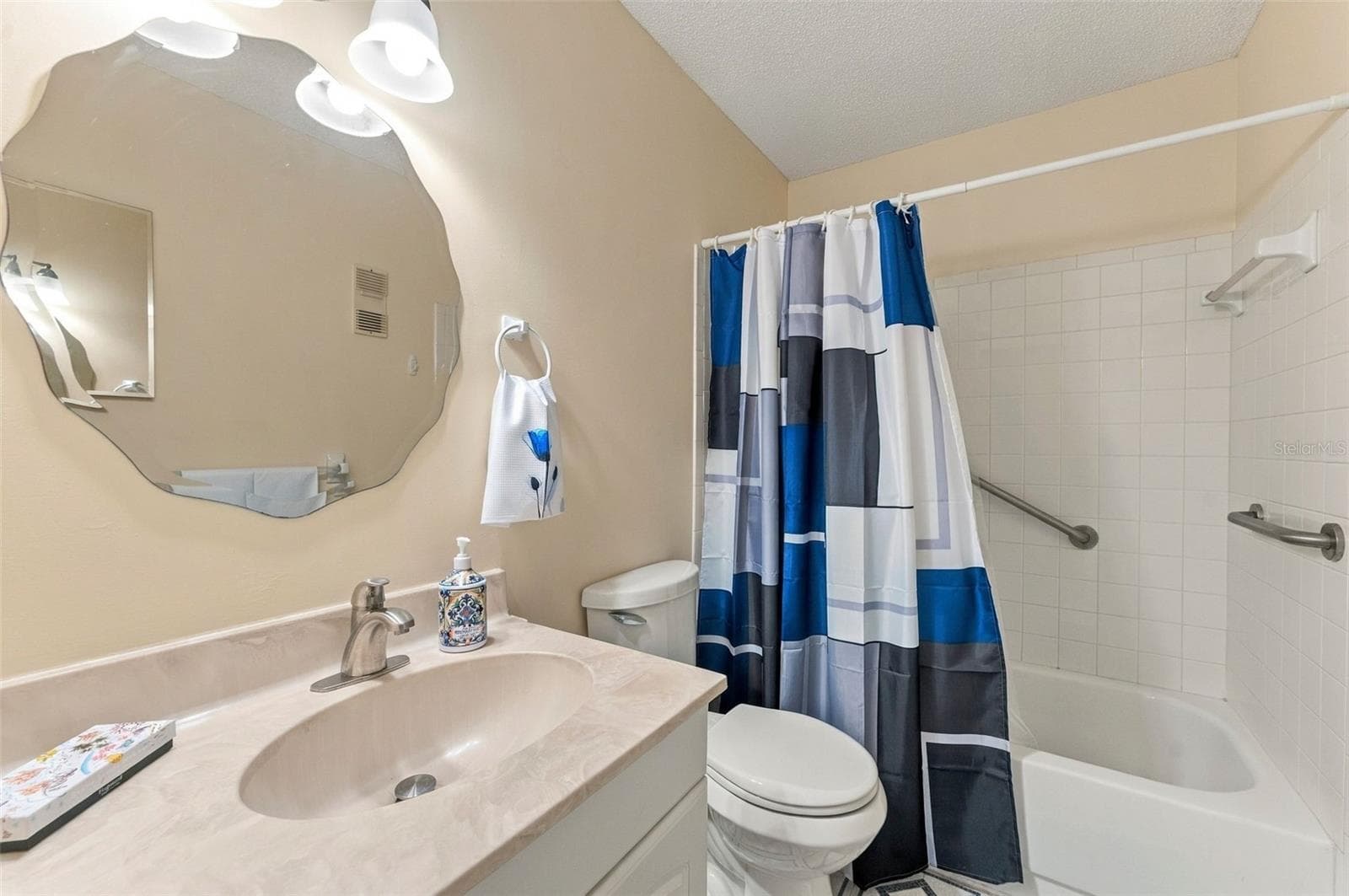 Guest/Hall Bathroom - 5971 TERRACE PARK DR N #108, ST PETERSBURG