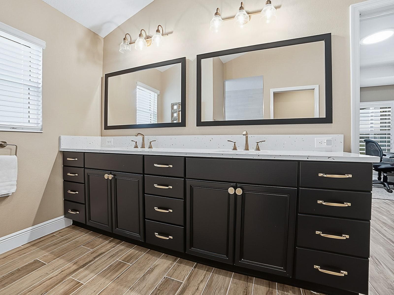 QUARTZ COUNTERTOPS, DUAL SINKS, SAME LOVELY HARDWARE THROUGHOUT THE HOME, AND CUSTOM FRAMED MIRRORS. - 3075 LICCIARDELLO PATH, THE VILLAGES