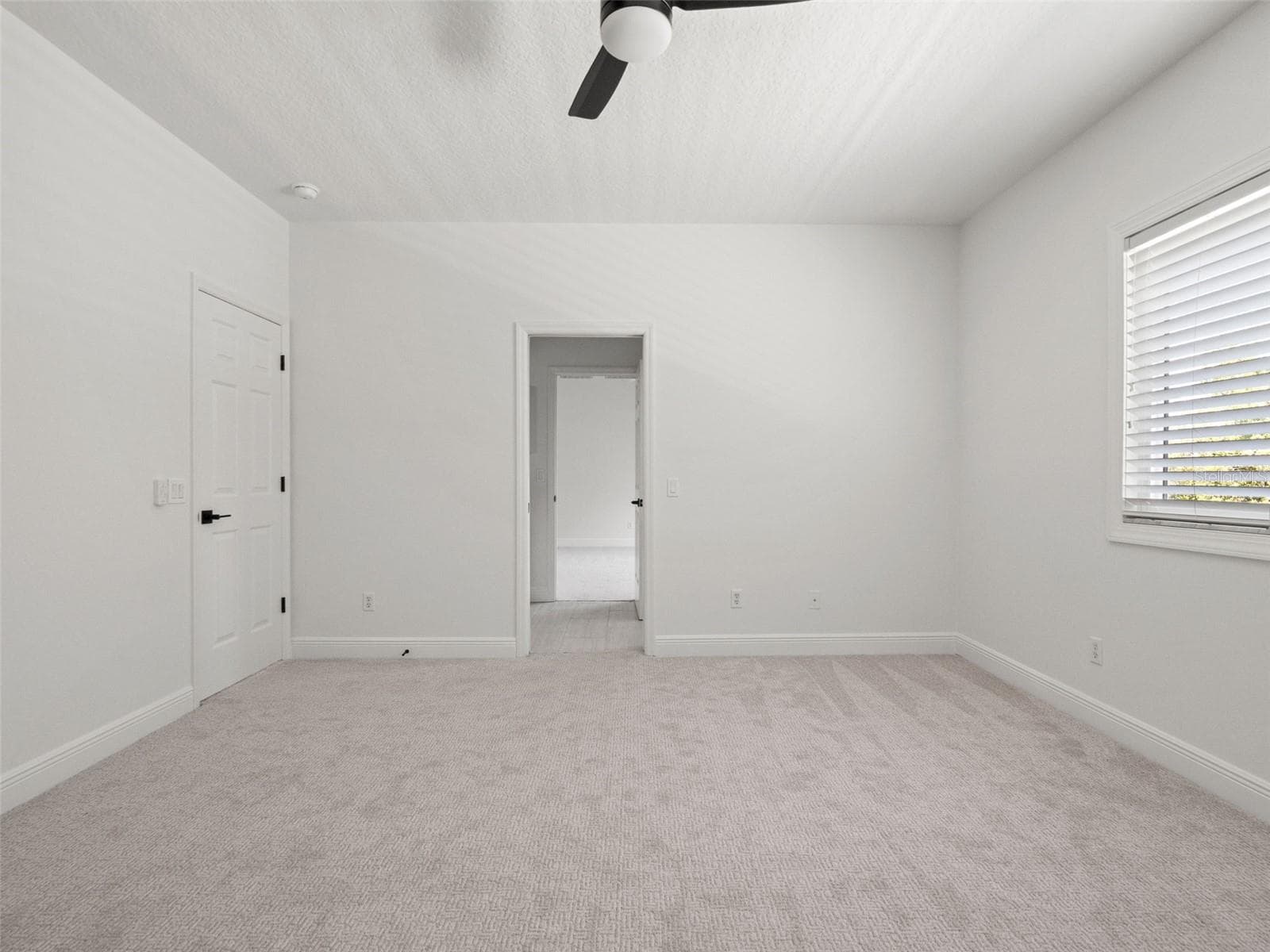 Bedroom 2 looking into Jack and Jill bath - 11621 RENAISSANCE VIEW CT, TAMPA