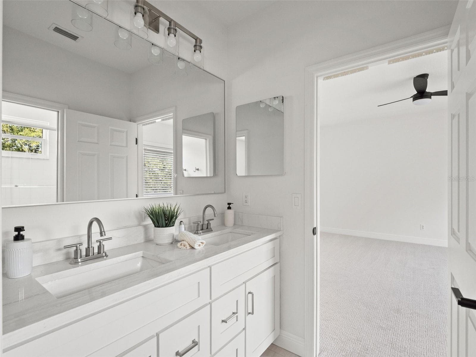 Jack and Jill bath - 11621 RENAISSANCE VIEW CT, TAMPA