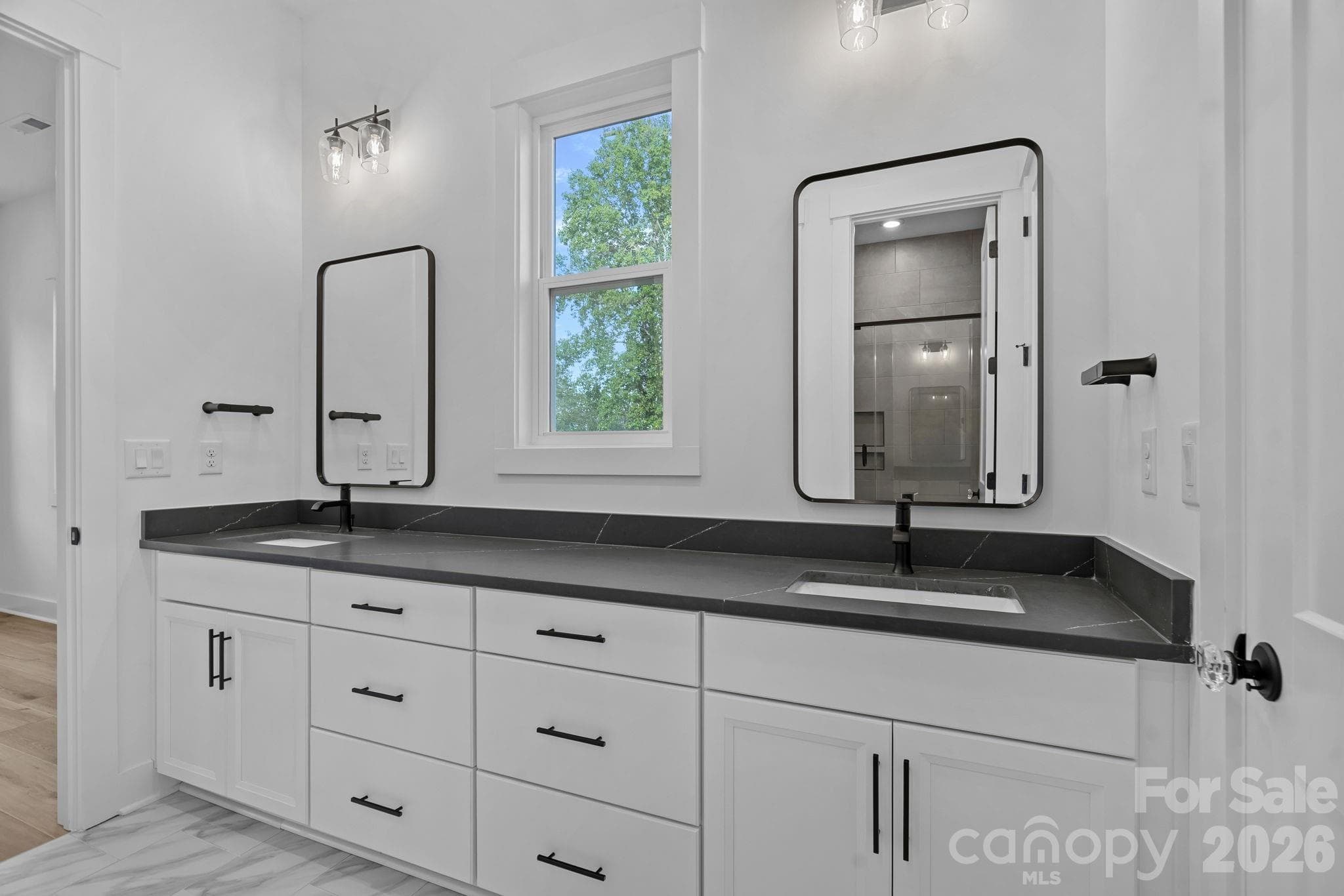 Upper level Jack-n-Jill Full Bathroom connected to the Media/Bonus Room and Guest Bedroom #1 - 4477 Splash Trail, Sherrills Ford