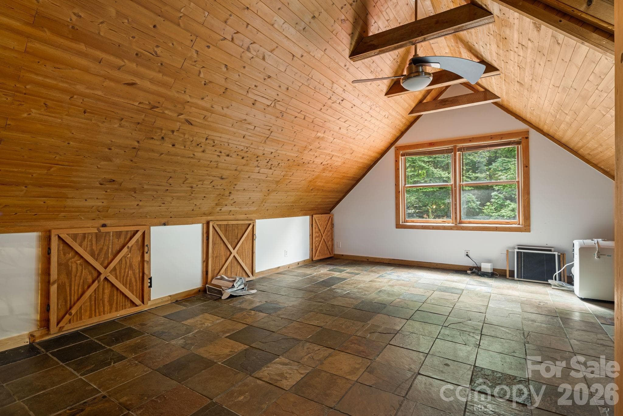 Loft - 125 Hyacinth Drive, Clyde
