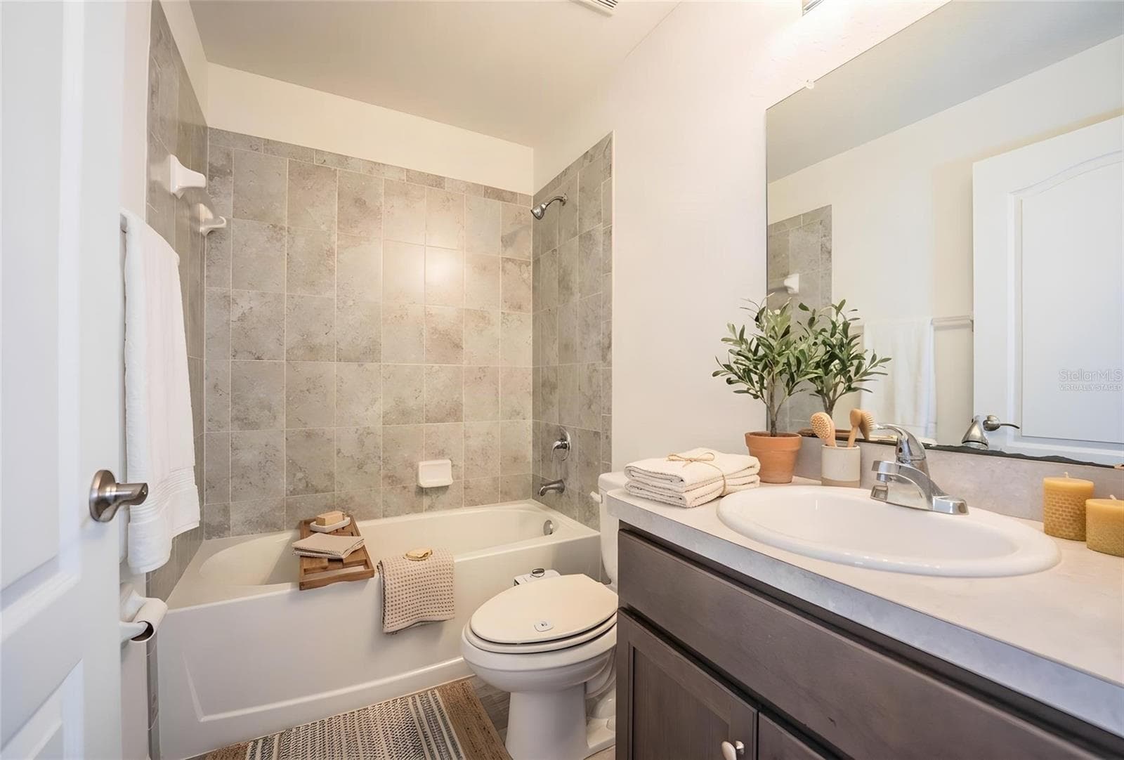 *VIRTUALLY STAGED* - 6419 ENGLISH CREEK DR, LAKELAND