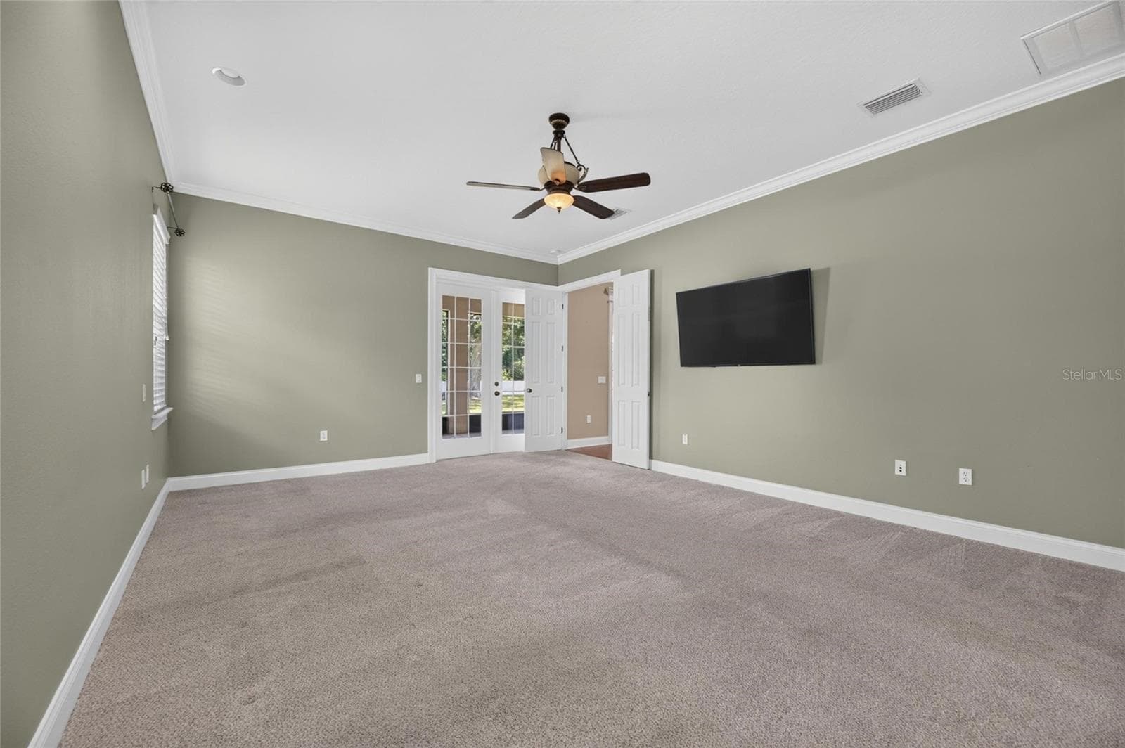 TV stays with this home - 6408 WALKERS GLEN DR, LAKELAND