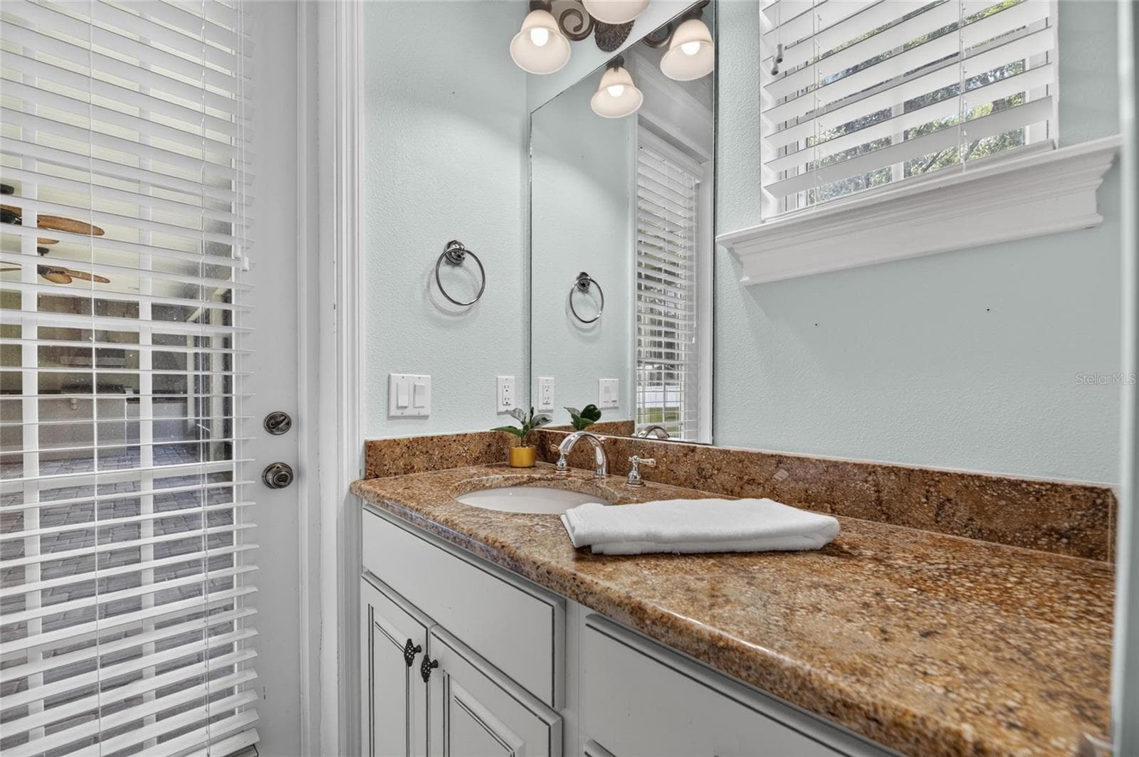 Mother In Law bathroom or potential pool bath - 6408 WALKERS GLEN DR, LAKELAND