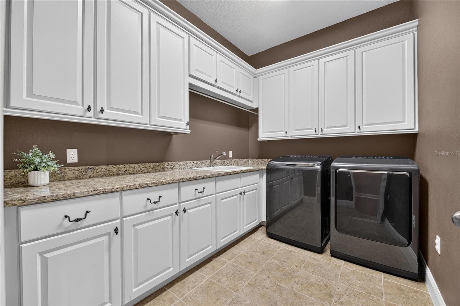 Large Laundry Room Washer & Dryer stays - 6408 WALKERS GLEN DR, LAKELAND