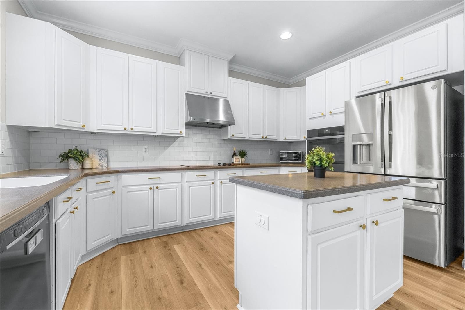 Kitchen with island - 27015 FIREBUSH DR, WESLEY CHAPEL