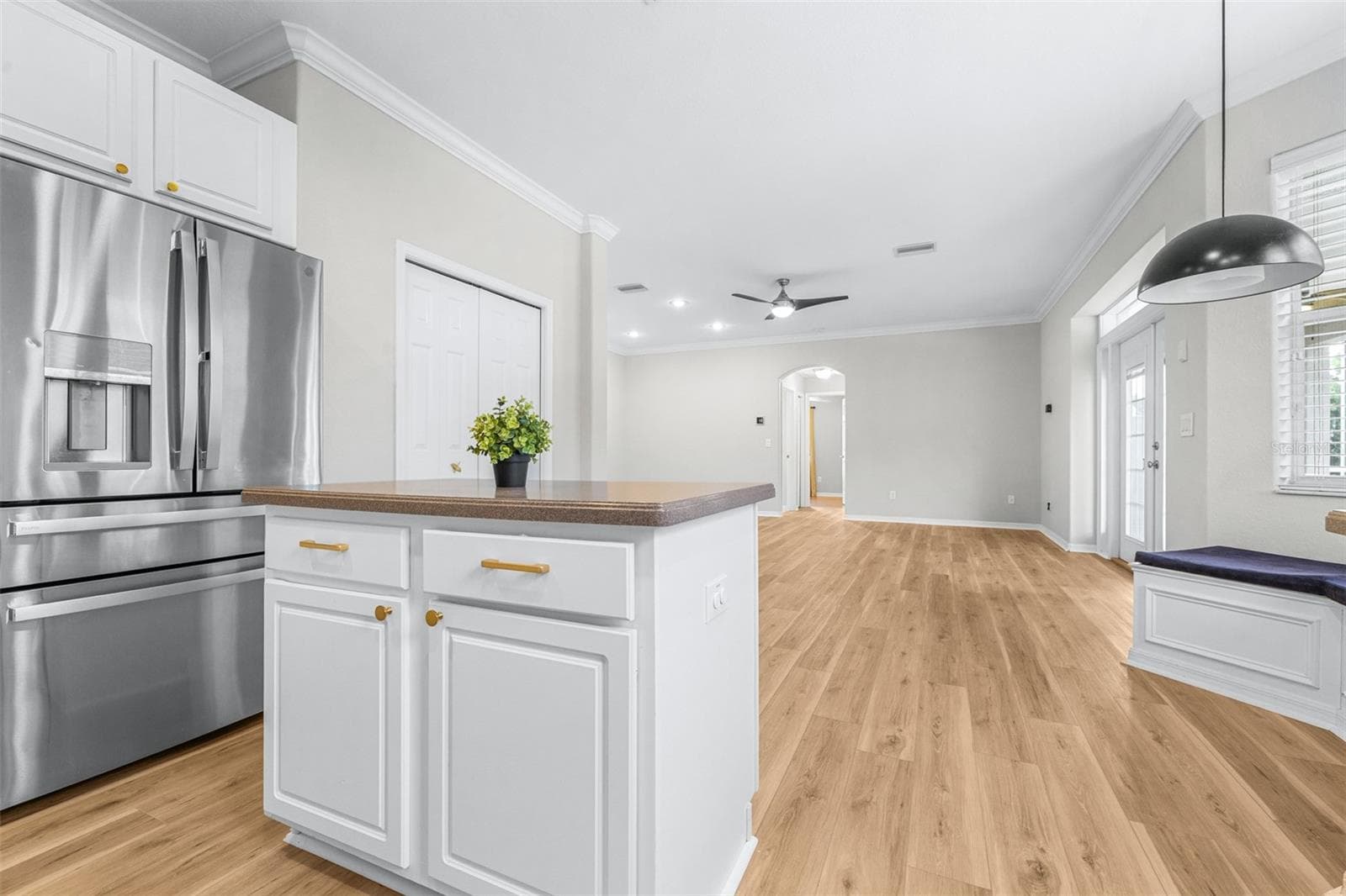 Kitchen island - 27015 FIREBUSH DR, WESLEY CHAPEL