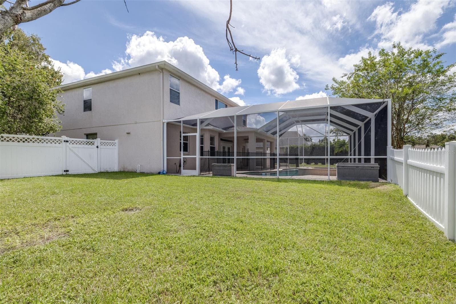 North side of home (fenced) - 27015 FIREBUSH DR, WESLEY CHAPEL