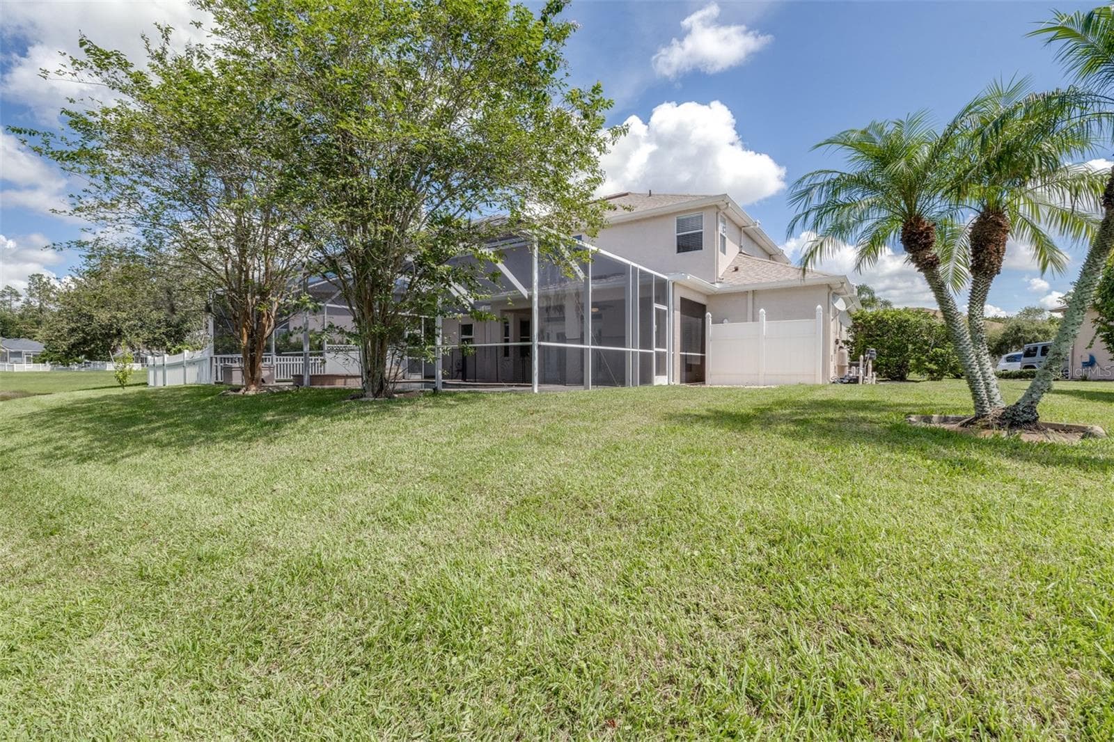 South side of home has extra green space - 27015 FIREBUSH DR, WESLEY CHAPEL