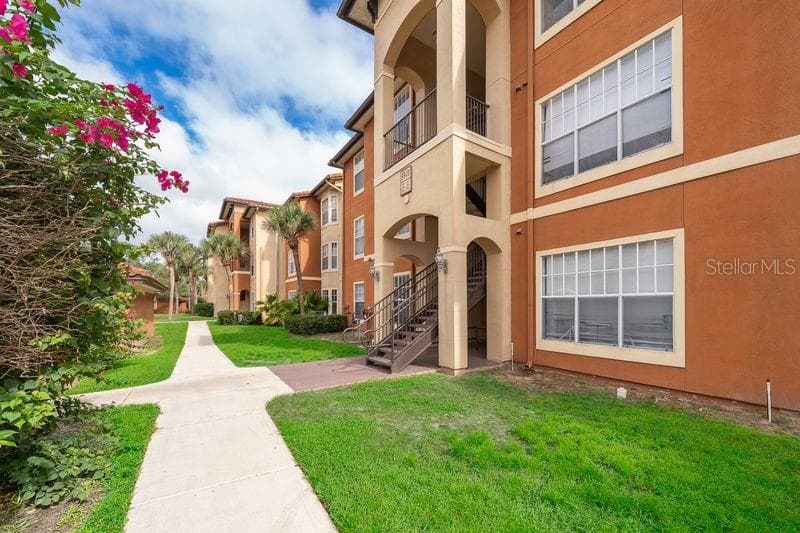 5548 METROWEST BLVD #306