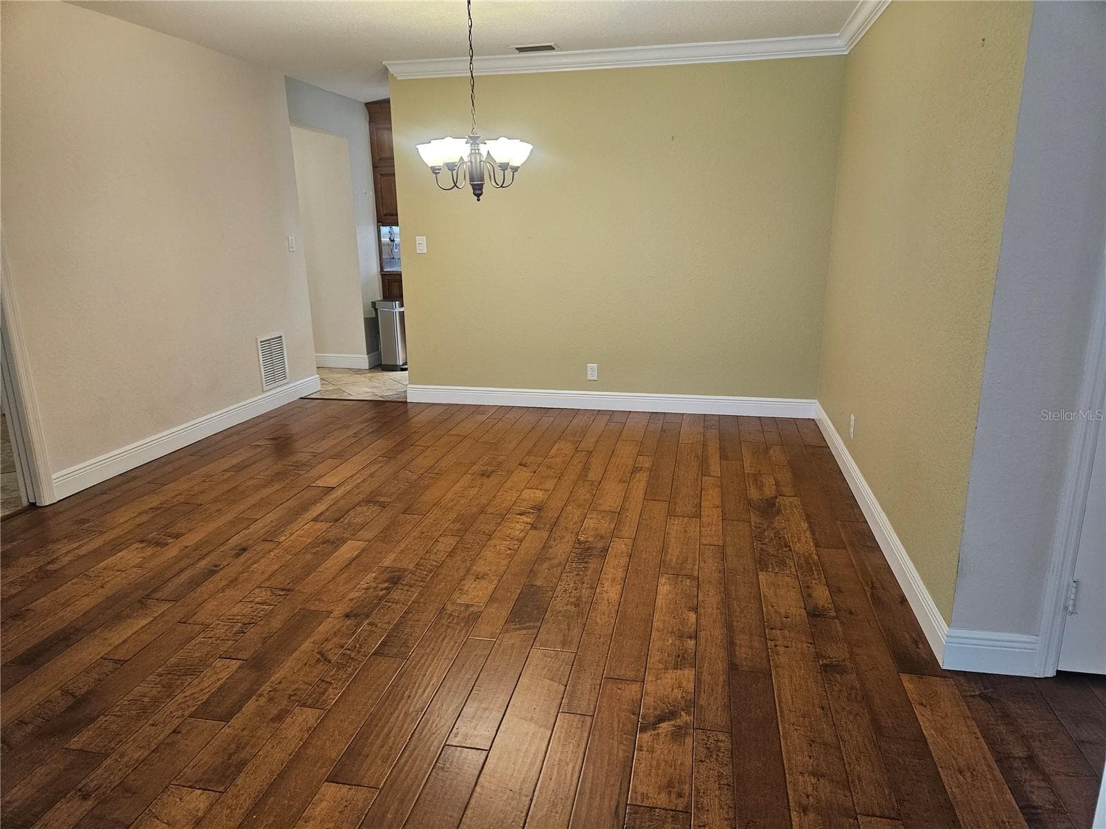 Dining - 5421 SE 18TH LN, OCALA