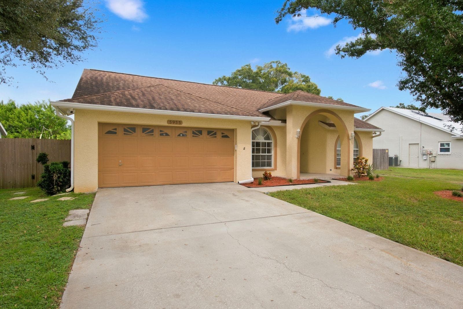 Beautiful curb appeal with a spacious driveway and attached garage. - 5955 107TH TER N, PINELLAS PARK
