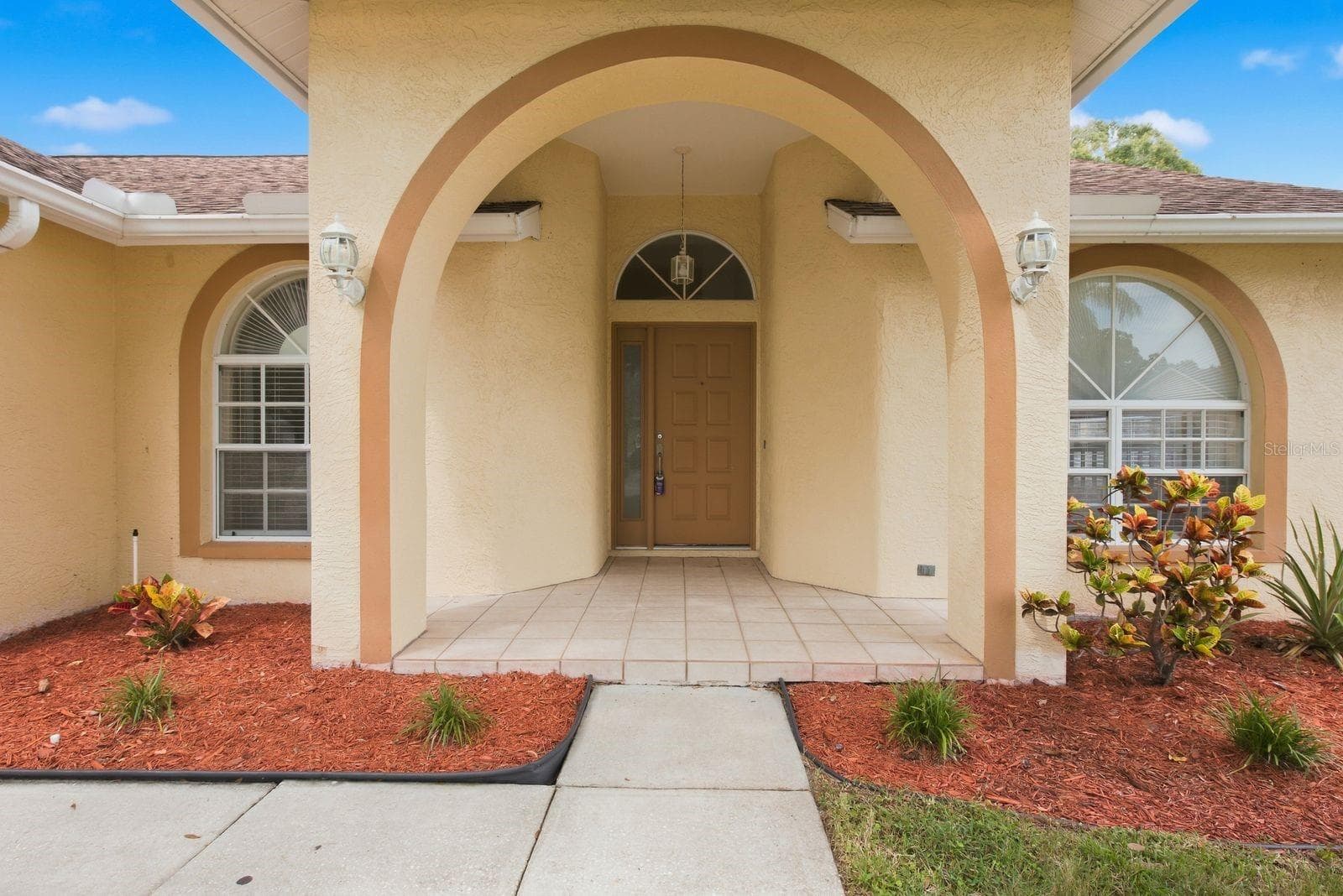 Charming arched entry welcomes you inside. - 5955 107TH TER N, PINELLAS PARK