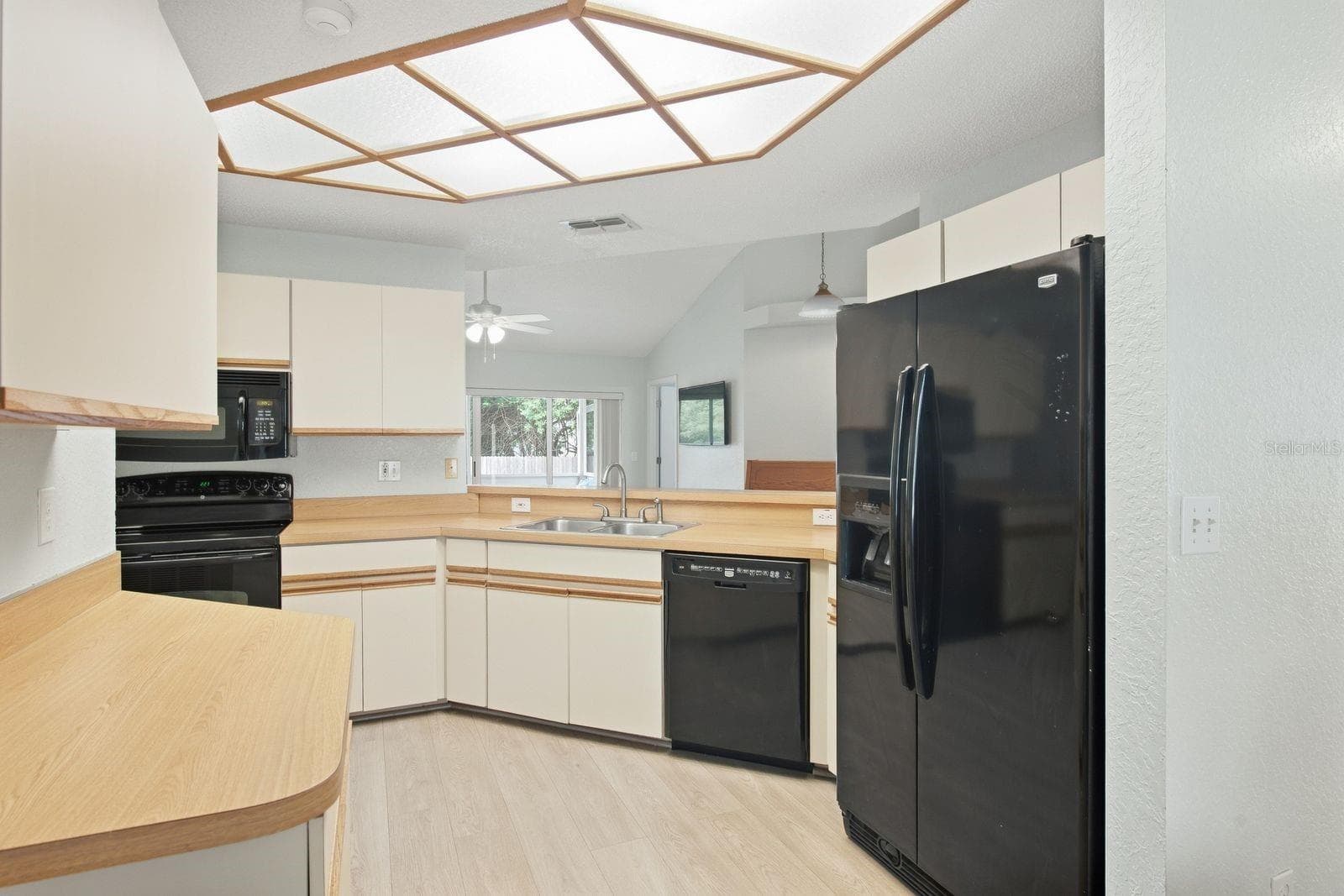 Kitchen storage and workspace for everyday cooking. - 5955 107TH TER N, PINELLAS PARK