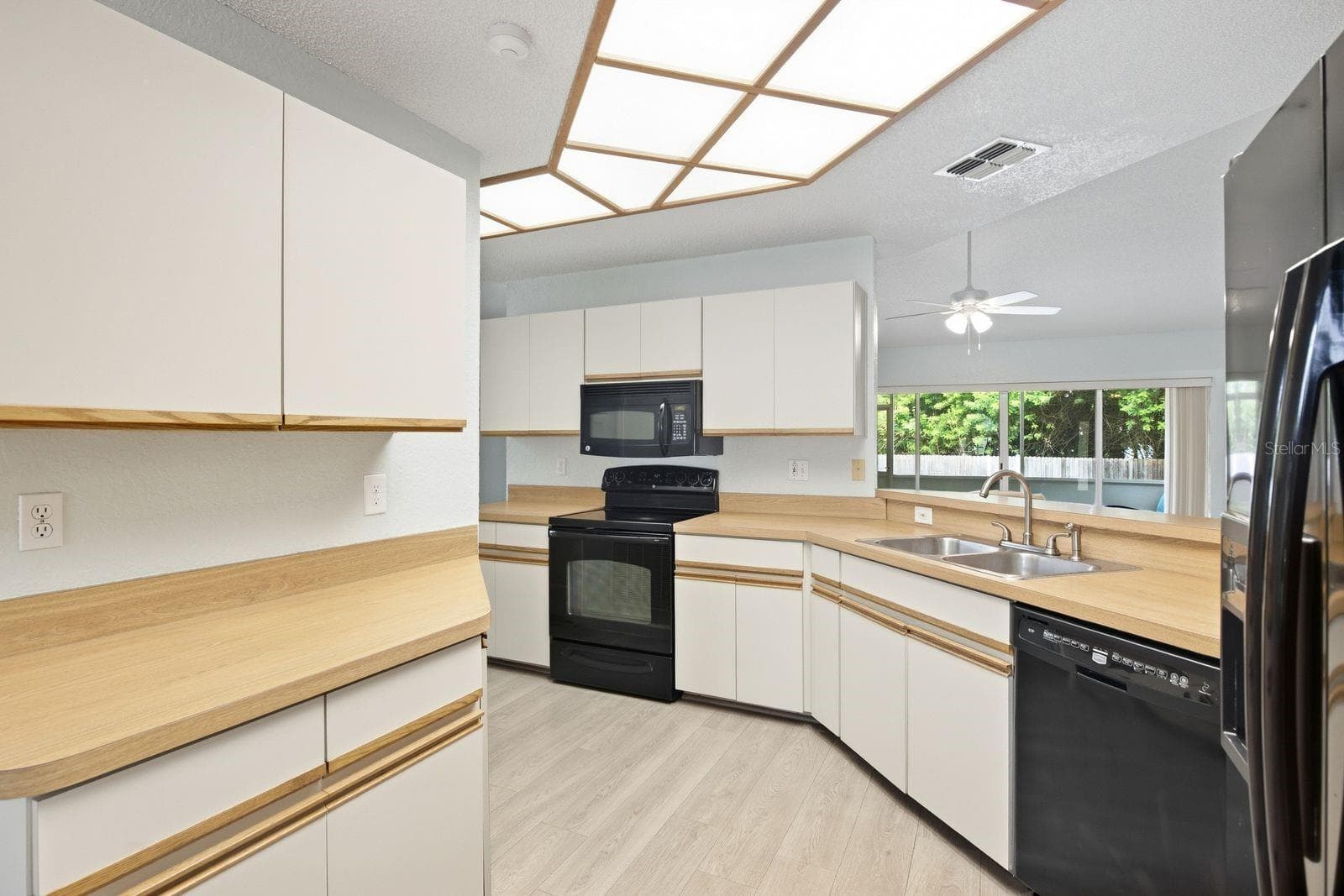 Room to prep, cook, and connect. - 5955 107TH TER N, PINELLAS PARK