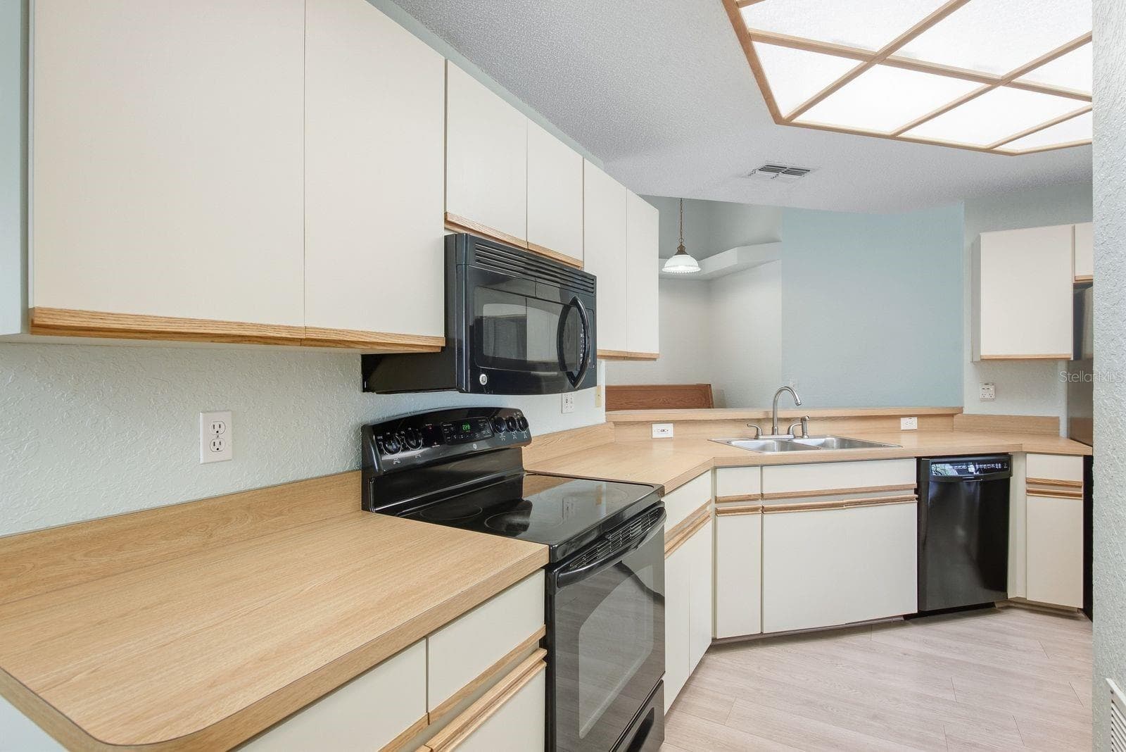 Plenty of space for multiple cooks. - 5955 107TH TER N, PINELLAS PARK