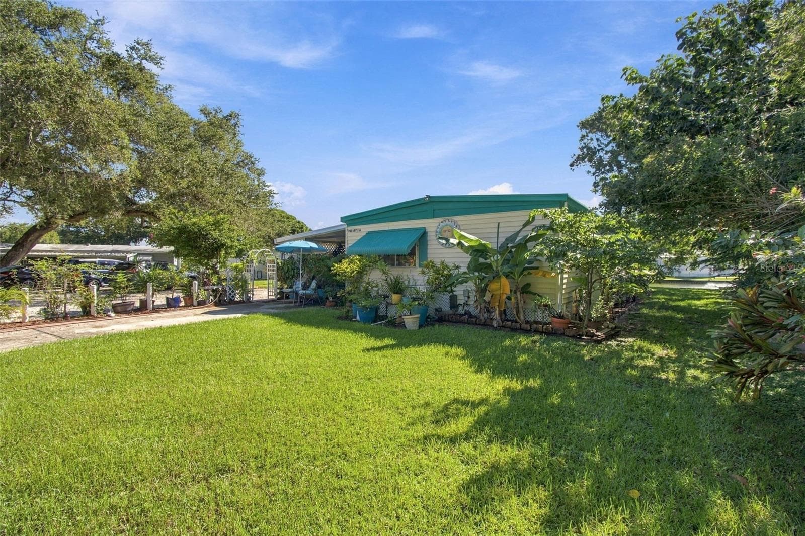 Huge front yard - 980 7TH ST NW #1A, LARGO