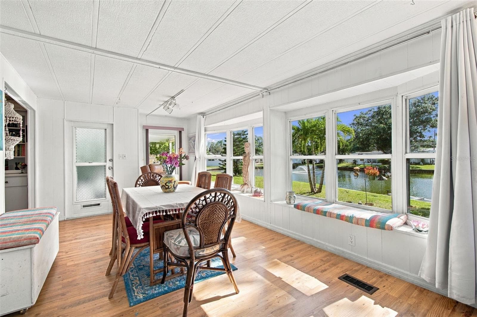 Lakeside view - 980 7TH ST NW #1A, LARGO