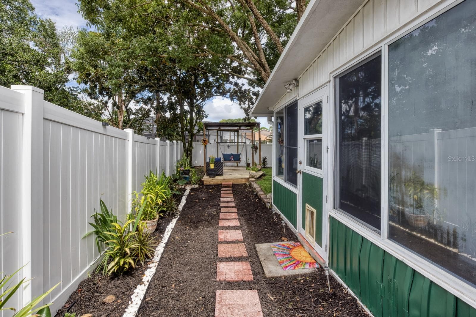 entry from gate to backyard/deck - 1131 COVINGTON ST, OVIEDO