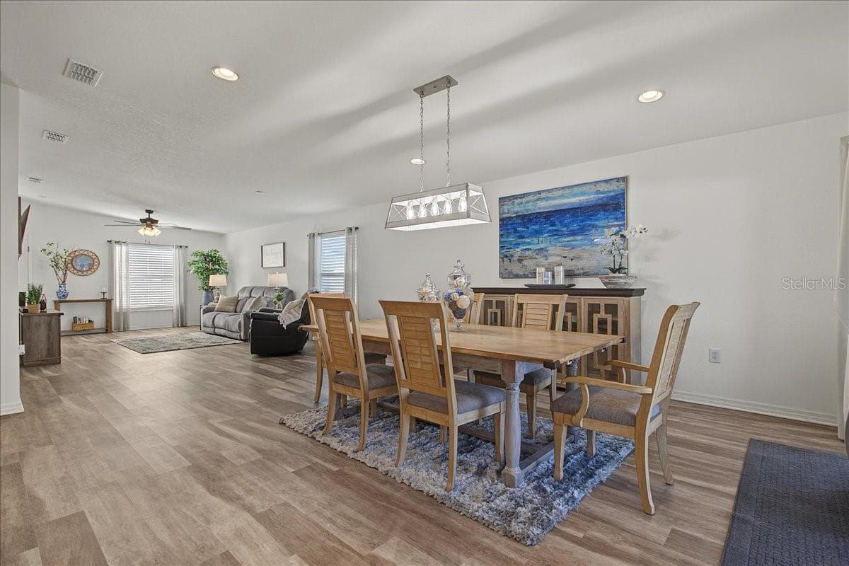 Tons of space for entertaining - 2760 HUDSON ST, LAKELAND