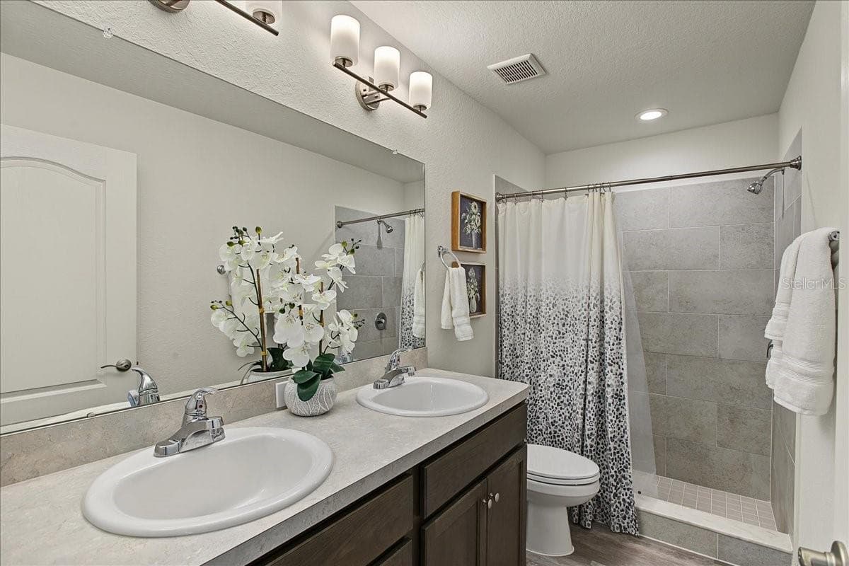 Primary Bath w/double sink, tile shower - 2760 HUDSON ST, LAKELAND