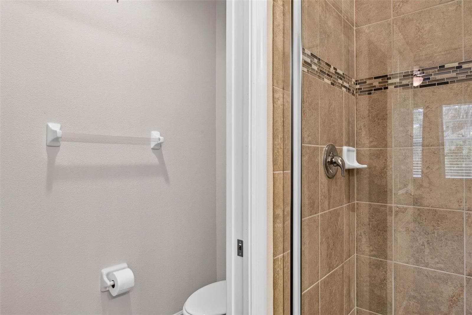 upstairs suite bathroom - 14619 ROCKY BROOK DR, TAMPA