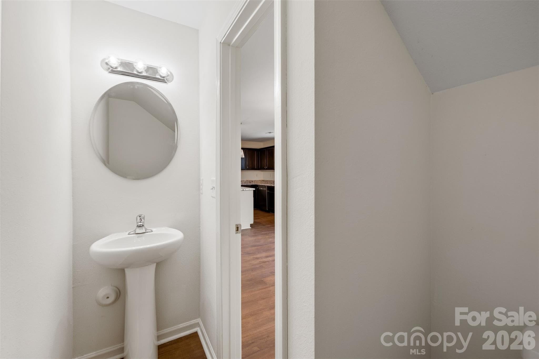 Half bathroom - 2824 Easton Knoll Drive, Dallas