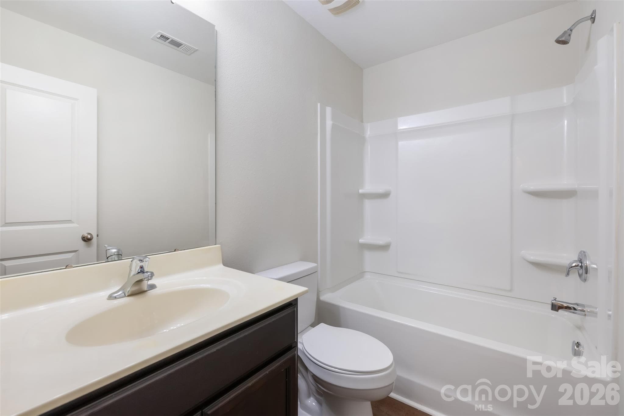 Full bathroom - 2824 Easton Knoll Drive, Dallas