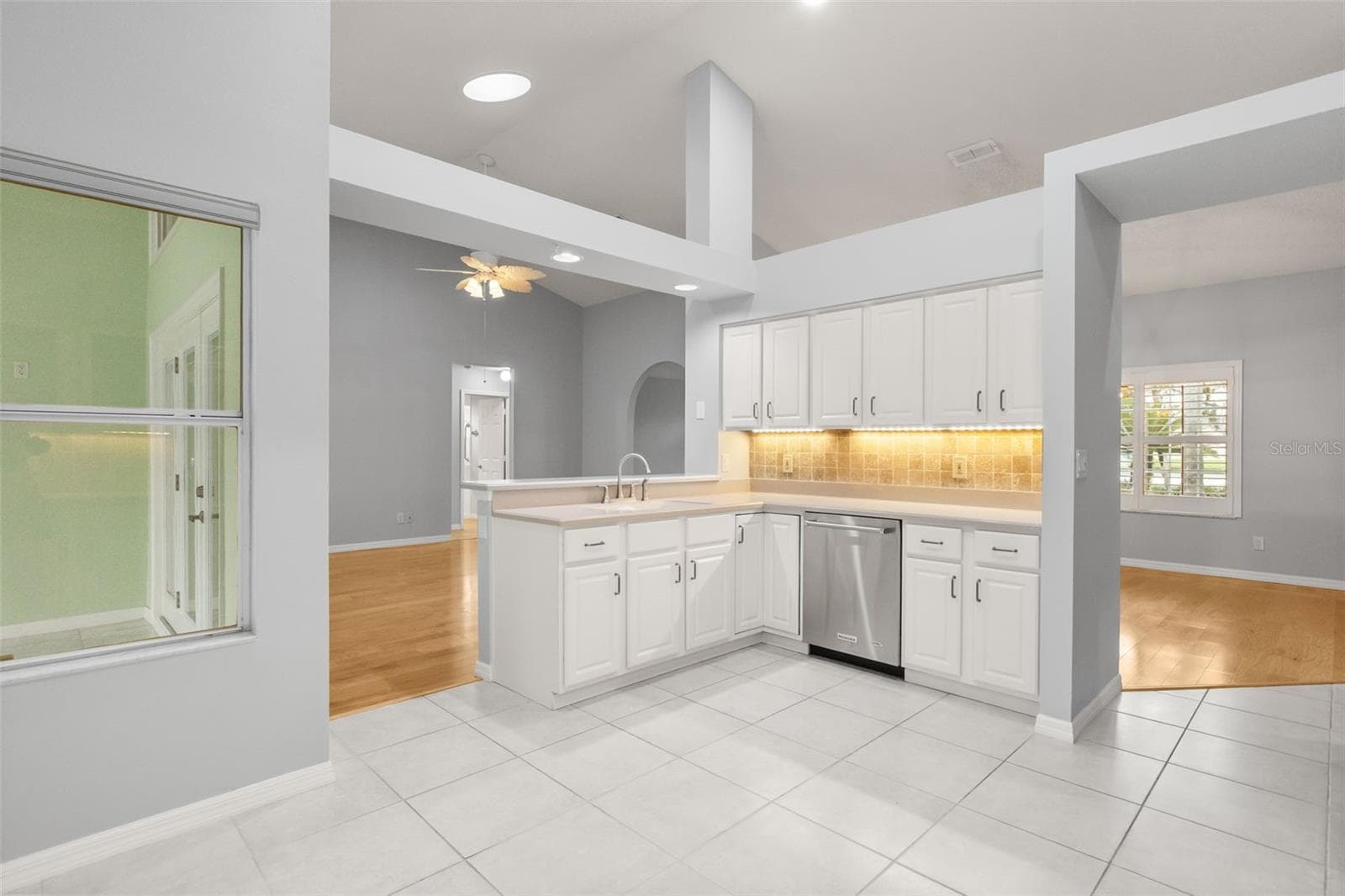 Single Family Residence at 13560 DORNOCH DR, ORLANDO, photo 9 of 34