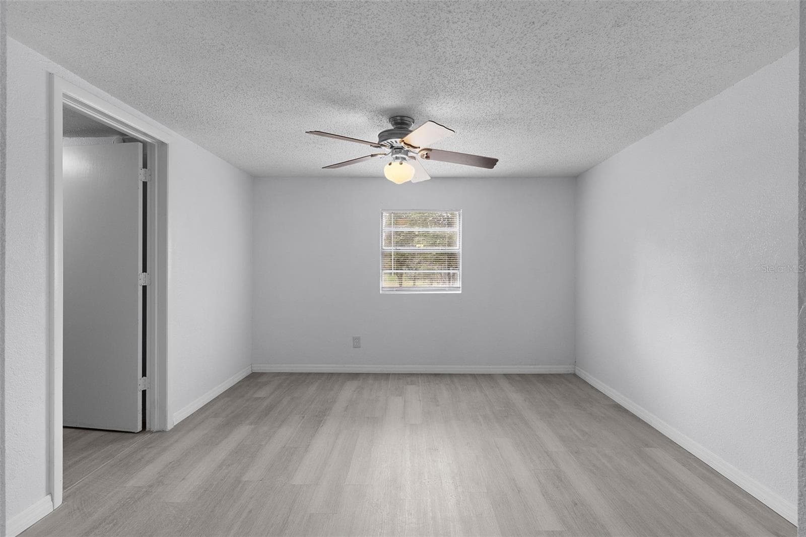 Single Family Residence at 31128 LOCHMORE CIR, MOUNT PLYMOUTH, photo 17 of 45
