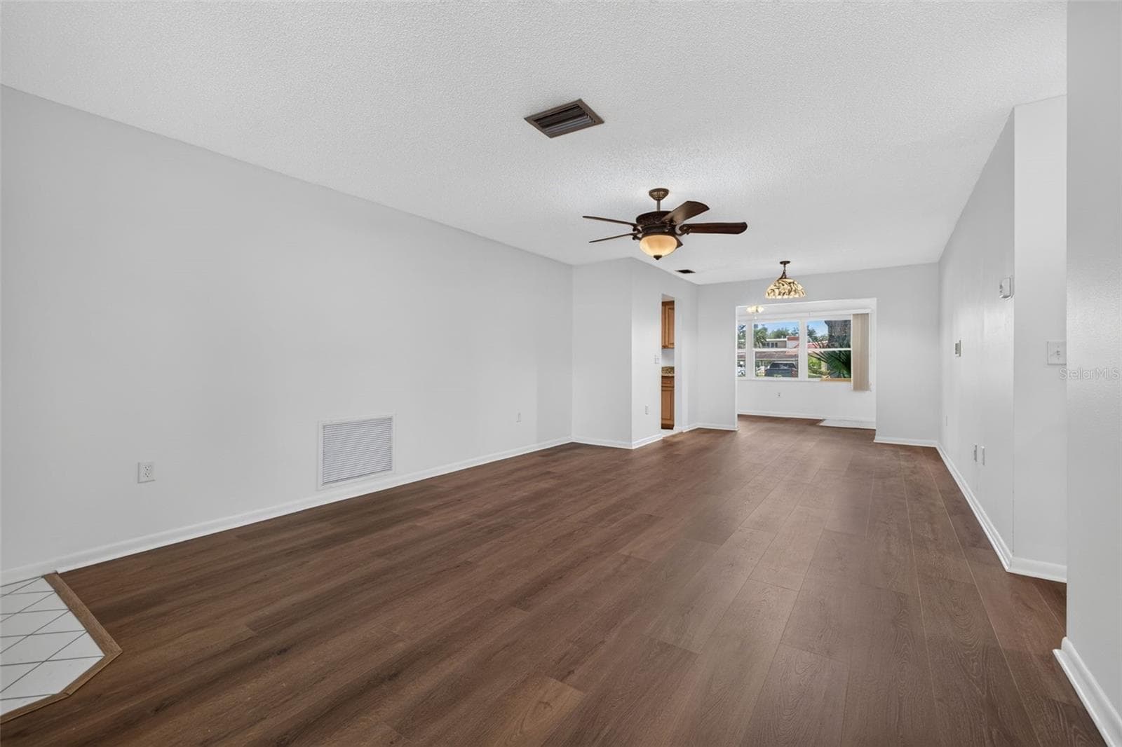 Living Room - 12200 VONN RD #7D, LARGO