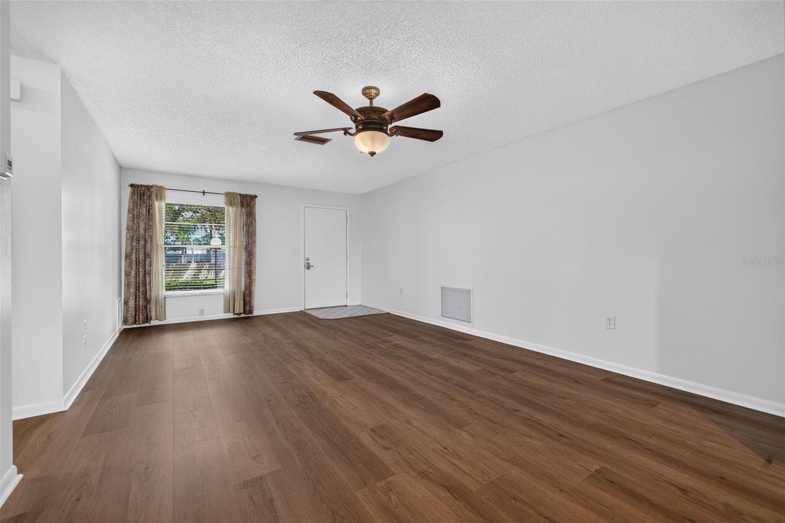 Living Room - 12200 VONN RD #7D, LARGO
