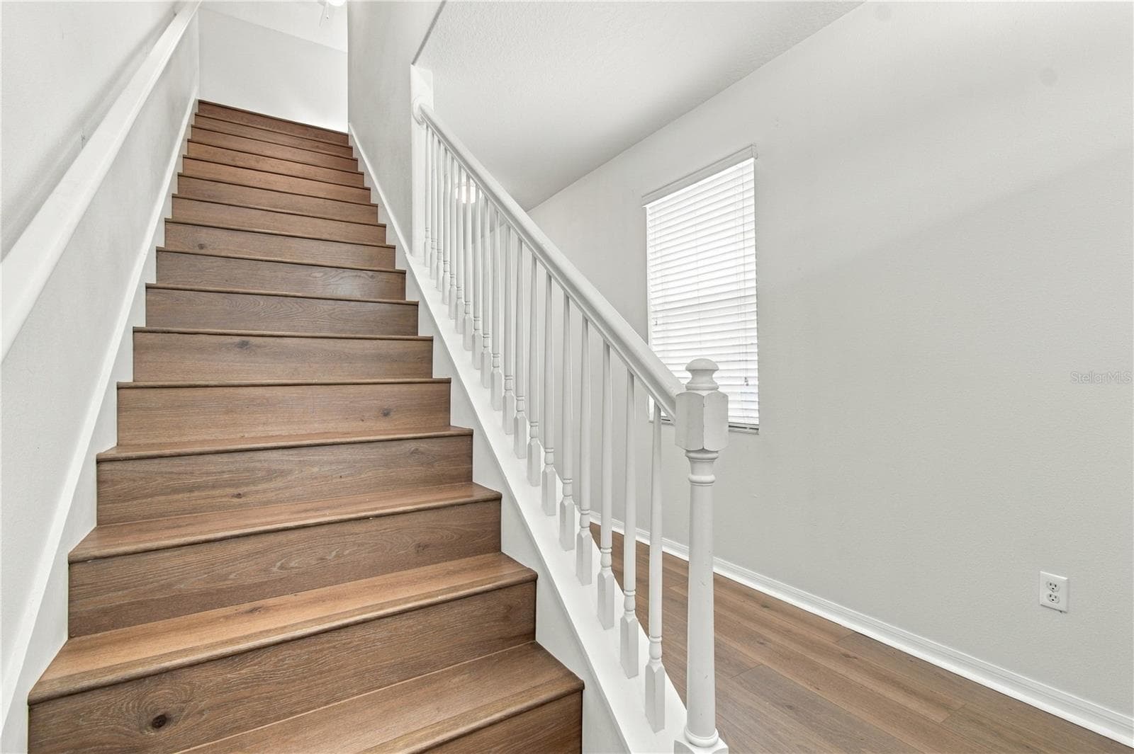 Staircase - 18928 HAMPSTEAD HEATH CT, LAND O LAKES