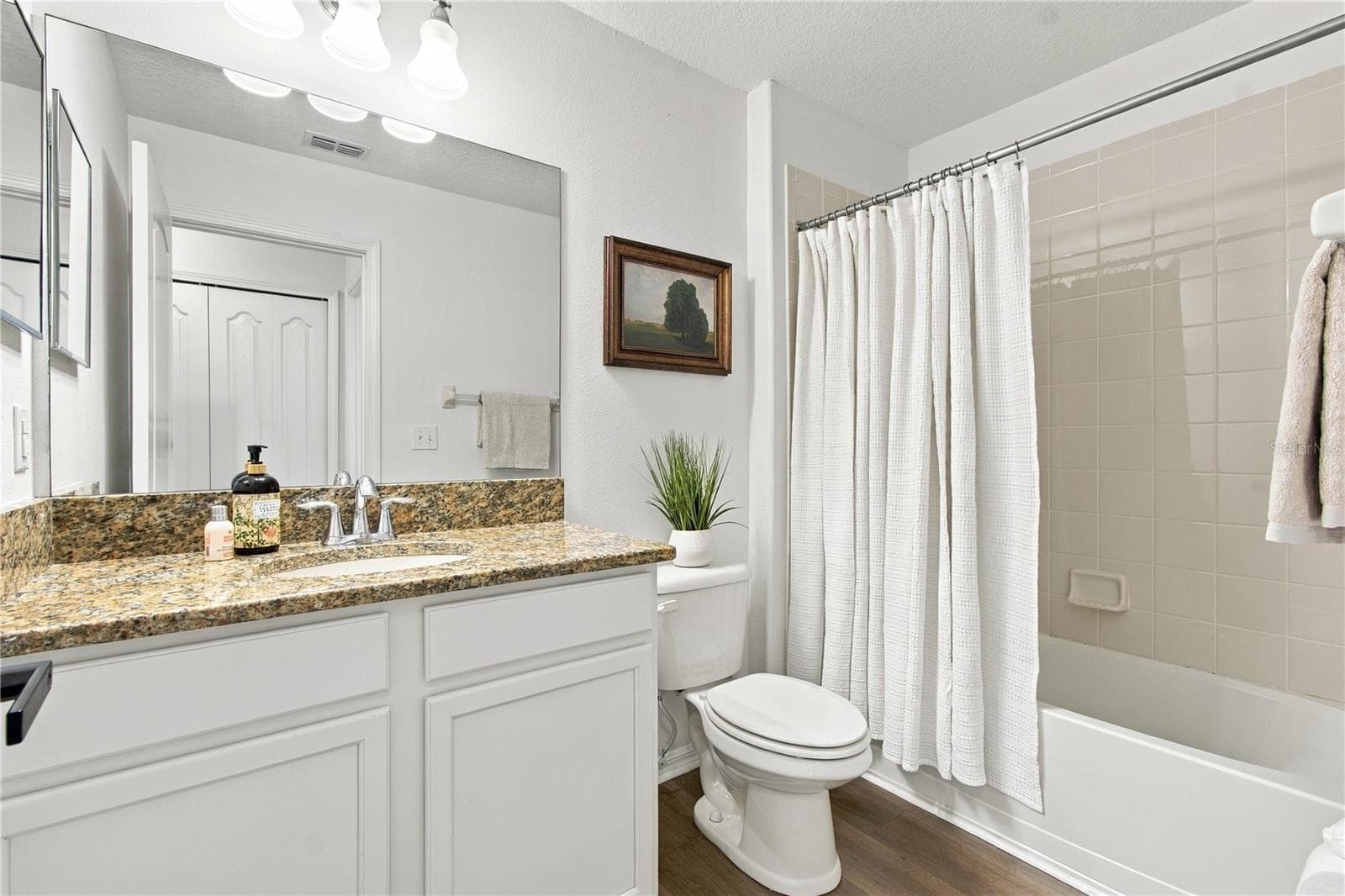 Guest bathroom upstairs - Tub and shower. - 18928 HAMPSTEAD HEATH CT, LAND O LAKES